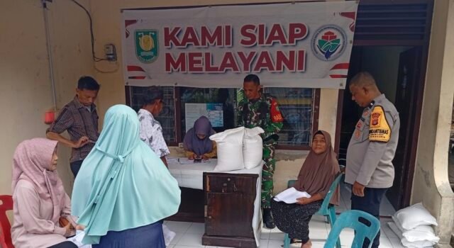Wujud Kepedulian TNI, Babinsa Koramil 02/Sukakarya Dampingi Penyaluran Bantuan Pangan di Aneuk Laot