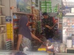 Jalin Silaturahmi & Cek Harga Sembako, Babinsa 01 Ie Meulee Sambangi Kios Warga