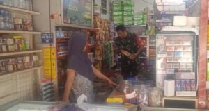 Jalin Silaturahmi & Cek Harga Sembako, Babinsa 01 Ie Meulee Sambangi Kios Warga