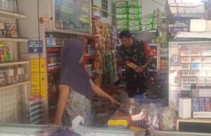 Jalin Silaturahmi & Cek Harga Sembako, Babinsa 01 Ie Meulee Sambangi Kios Warga