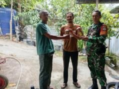 Dukung Produktivitas Tani: Babinsa Aneuk Laot Dampingi Penyaluran Pupuk Cair Organik