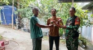 Dukung Produktivitas Tani: Babinsa Aneuk Laot Dampingi Penyaluran Pupuk Cair Organik