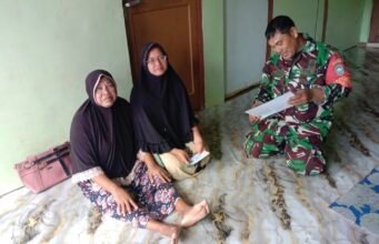 Jemput Bola Pendataan Bansos, Babinsa Balohan Turun Langsung Sambangi Warga
