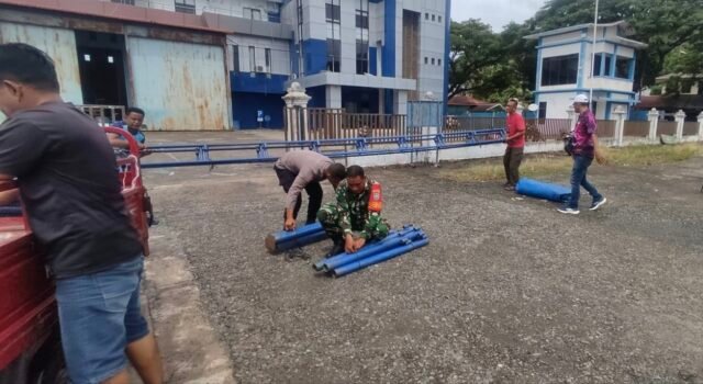 Gotong Royong Bersama Warga, Babinsa Kuta Barat Pererat Kemanunggalan TNI–Rakyat