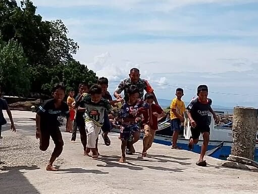 Jalin Kebersamaan, Babinsa Keuneukai Isi Waktu Libur Bersama Anak-Anak