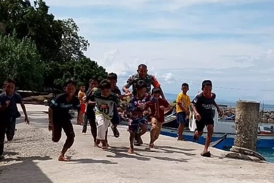 Jalin Kebersamaan, Babinsa Keuneukai Isi Waktu Libur Bersama Anak-Anak