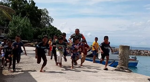 Jalin Kebersamaan, Babinsa Keuneukai Isi Waktu Libur Bersama Anak-Anak