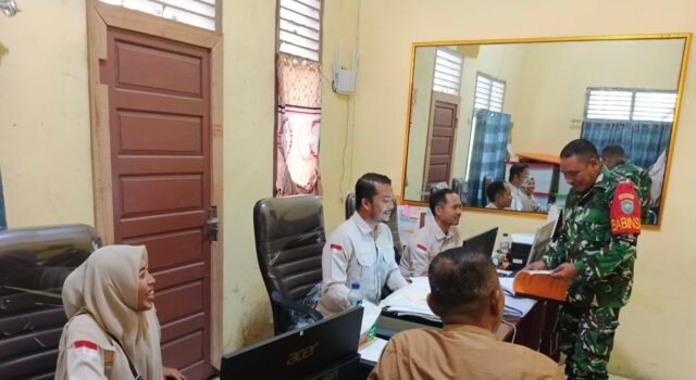 Ketahui Kondisi Wilayah, Babinsa 07 Kuta Barat Lakukan Pemutakhiran Data Warga