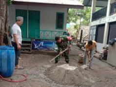 Kepedulian Nyata Babinsa: Dukung Pengerjaan Rehabilitasi Balai Pengajian Balohan