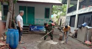 Kepedulian Nyata Babinsa: Dukung Pengerjaan Rehabilitasi Balai Pengajian Balohan