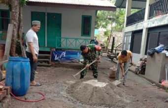Kepedulian Nyata Babinsa: Dukung Pengerjaan Rehabilitasi Balai Pengajian Balohan