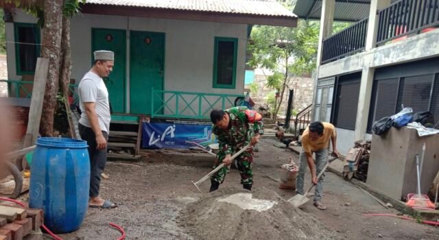 Kepedulian Nyata Babinsa: Dukung Pengerjaan Rehabilitasi Balai Pengajian Balohan