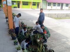Tanam Tanaman Hias Bersama, Babinsa Cot Abeuk Ajak Siswa SMPN-9 Belajar Cinta Lingkungan Sejak Dini