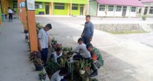 Tanam Tanaman Hias Bersama, Babinsa Cot Abeuk Ajak Siswa SMPN-9 Belajar Cinta Lingkungan Sejak Dini