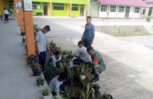 Tanam Tanaman Hias Bersama, Babinsa Cot Abeuk Ajak Siswa SMPN-9 Belajar Cinta Lingkungan Sejak Dini
