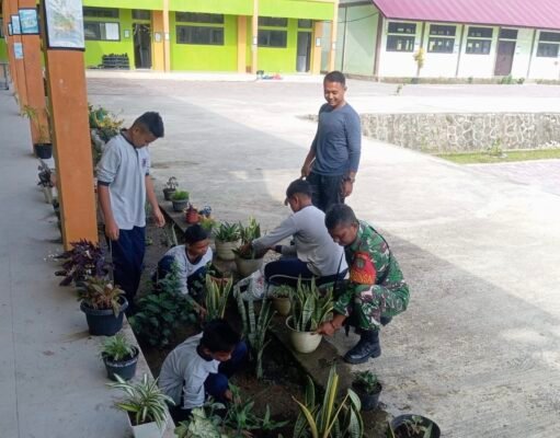 Tanam Tanaman Hias Bersama, Babinsa Cot Abeuk Ajak Siswa SMPN-9 Belajar Cinta Lingkungan Sejak Dini