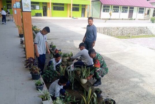 Tanam Tanaman Hias Bersama, Babinsa Cot Abeuk Ajak Siswa SMPN-9 Belajar Cinta Lingkungan Sejak Dini