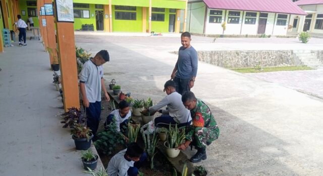 Tanam Tanaman Hias Bersama, Babinsa Cot Abeuk Ajak Siswa SMPN-9 Belajar Cinta Lingkungan Sejak Dini