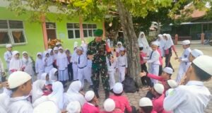 Tanamkan Kedisiplinan, Babinsa Kuta Ateuh Beri Wawasan Kebangsaan ke Siswa Sekolah