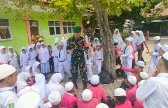 Tanamkan Kedisiplinan, Babinsa Kuta Ateuh Beri Wawasan Kebangsaan ke Siswa Sekolah