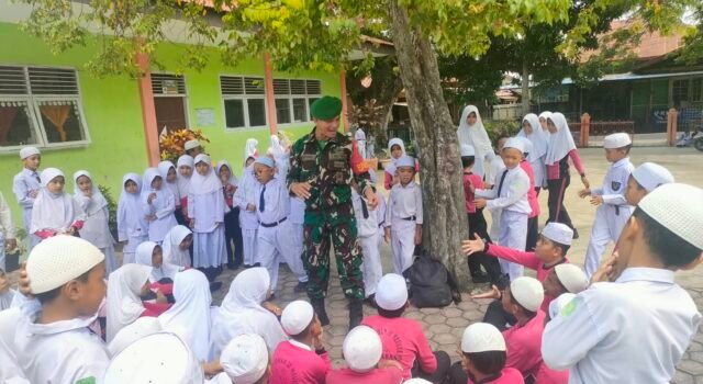 Tanamkan Kedisiplinan, Babinsa Kuta Ateuh Beri Wawasan Kebangsaan ke Siswa Sekolah