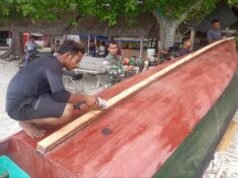Perkuat Kemanunggalan TNI–Rakyat, Babinsa 08 Paya Bantu Perbaiki & Pastikan Perahu Nelayan Layak Pakai