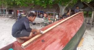 Perkuat Kemanunggalan TNI–Rakyat, Babinsa 08 Paya Bantu Perbaiki & Pastikan Perahu Nelayan Layak Pakai