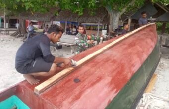 Perkuat Kemanunggalan TNI–Rakyat, Babinsa 08 Paya Bantu Perbaiki & Pastikan Perahu Nelayan Layak Pakai