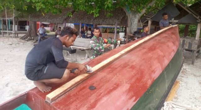 Perkuat Kemanunggalan TNI–Rakyat, Babinsa 08 Paya Bantu Perbaiki & Pastikan Perahu Nelayan Layak Pakai