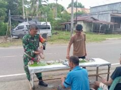 Pantau Harga Ikan, Babinsa Cot Abeuk Pastikan Harga Kebutuhan Pangan Warga Tetap Stabil & Aman