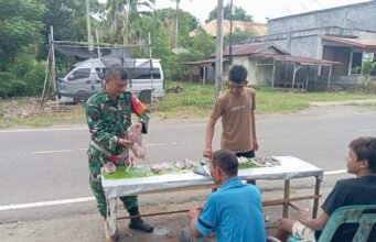 Pantau Harga Ikan, Babinsa Cot Abeuk Pastikan Harga Kebutuhan Pangan Warga Tetap Stabil & Aman