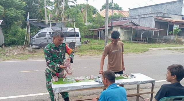 Pantau Harga Ikan, Babinsa Cot Abeuk Pastikan Harga Kebutuhan Pangan Warga Tetap Stabil & Aman