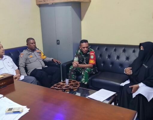Pastikan Warga Terlayani Baik, Babinsa Bersama Bhabinkamtibmas dan Aparat Gampong Aneuk Laot Pelajari Sistem Perlinsos