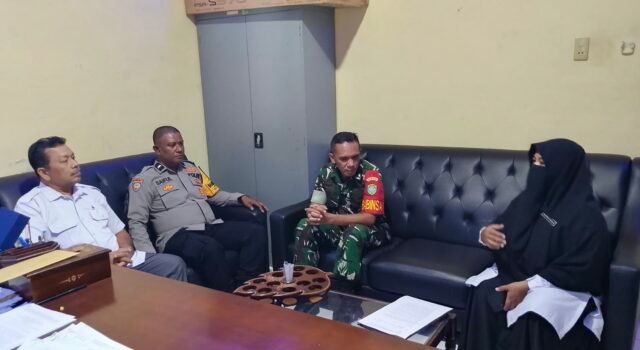 Pastikan Warga Terlayani Baik, Babinsa Bersama Bhabinkamtibmas dan Aparat Gampong Aneuk Laot Pelajari Sistem Perlinsos