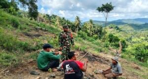 Babinsa 02 Batee Shoek Ajak Warga Alue Jaya: Jauhi Bakar Sampah, Pererat Kekompakan
