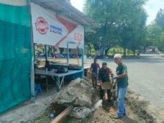 Wujudkan Lingkungan Sehat, Babinsa 08 Kuta Ateuh Bersama Warga Bangun Saluran Pembuangan Air