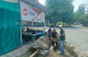 Wujudkan Lingkungan Sehat, Babinsa 08 Kuta Ateuh Bersama Warga Bangun Saluran Pembuangan Air