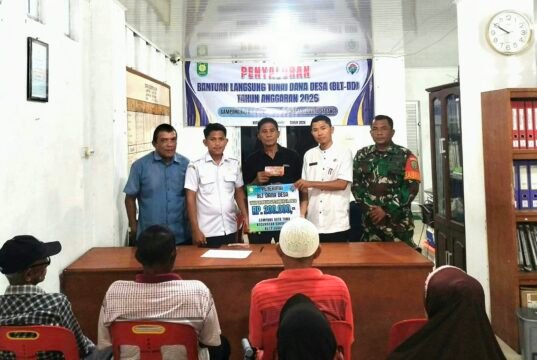 Transparan & Lancar, Babinsa Dampingi Penyaluran BLT Gampong Kuta Timu
