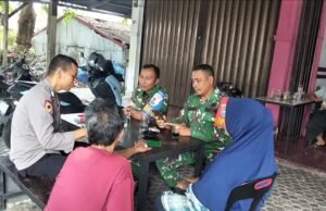 Komsos & Bantu Pendataan Perlinsos, Babinsa Kuta Barat Pastikan Bantuan Tepat Sasaran