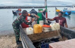 Perkuat Kemanunggalan TNI–Rakyat, Babinsa 07 Keuneukai Pastikan Perahu Layak Pakai