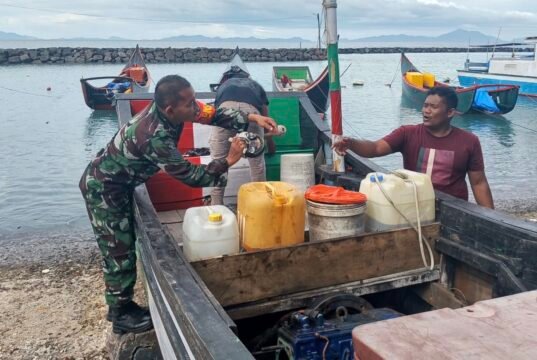 Perkuat Kemanunggalan TNI–Rakyat, Babinsa 07 Keuneukai Pastikan Perahu Layak Pakai