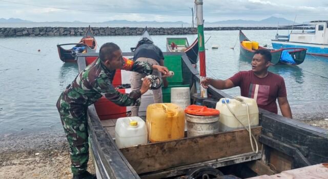 Perkuat Kemanunggalan TNI–Rakyat, Babinsa 07 Keuneukai Pastikan Perahu Layak Pakai