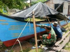 Bantu Perbaiki Perahu Warga, Babinsa Kuta Barat Eratkan Ikatan TNI–Rakyat