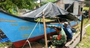 Bantu Perbaiki Perahu Warga, Babinsa Kuta Barat Eratkan Ikatan TNI–Rakyat