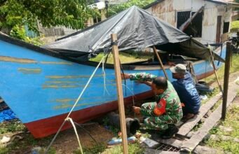 Bantu Perbaiki Perahu Warga, Babinsa Kuta Barat Eratkan Ikatan TNI–Rakyat