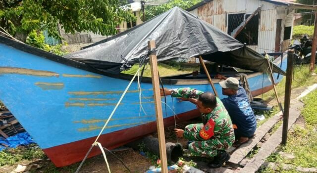 Bantu Perbaiki Perahu Warga, Babinsa Kuta Barat Eratkan Ikatan TNI–Rakyat