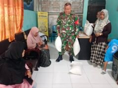 Babinsa Ujong Kareung Bantu Penyaluran Sembako BPN Kepada Warga Binaan