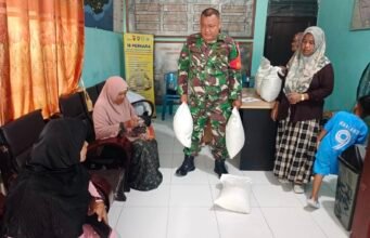 Babinsa Ujong Kareung Bantu Penyaluran Sembako BPN Kepada Warga Binaan