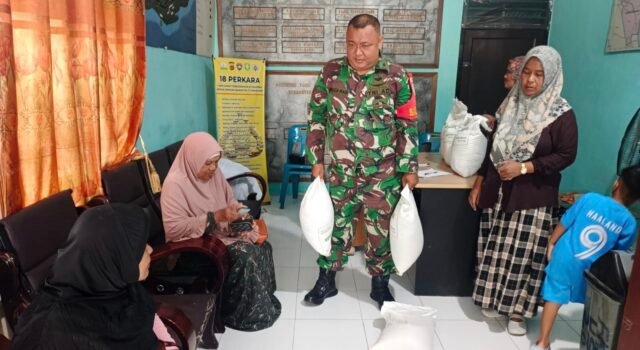 Babinsa Ujong Kareung Bantu Penyaluran Sembako BPN Kepada Warga Binaan