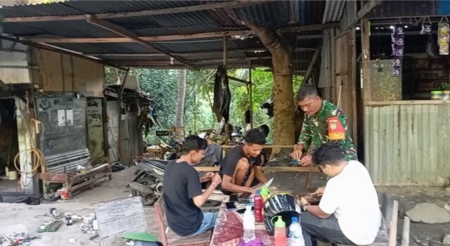 Sosialisasi Langsung ke Warga, Babinsa Cot Abeuk Ajak Pemuda Daftar Jadi Calon Prajurit TNI Angkatan Darat